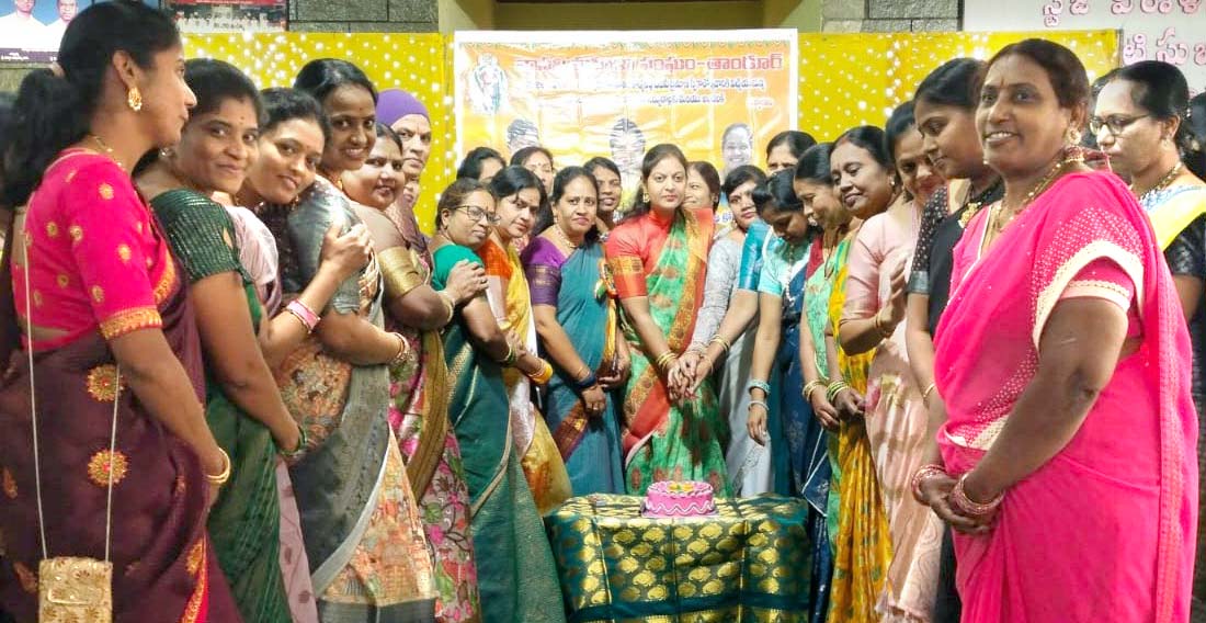మహిళలు స్పూర్తిగా నిలవాలి