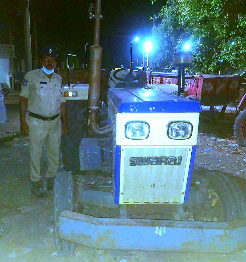 గోనూరులో ఇసుక ట్రాక్టర్ పట్టివేత