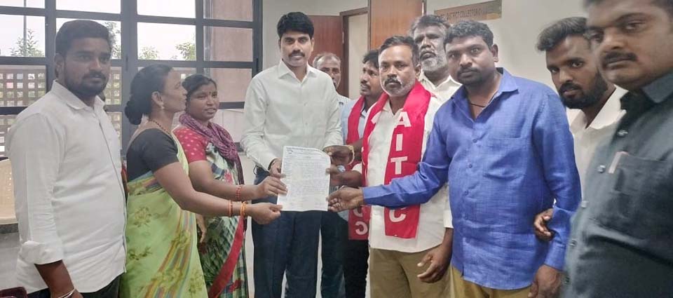 కలెక్టర్‌ను కలిసిన కార్మికులు