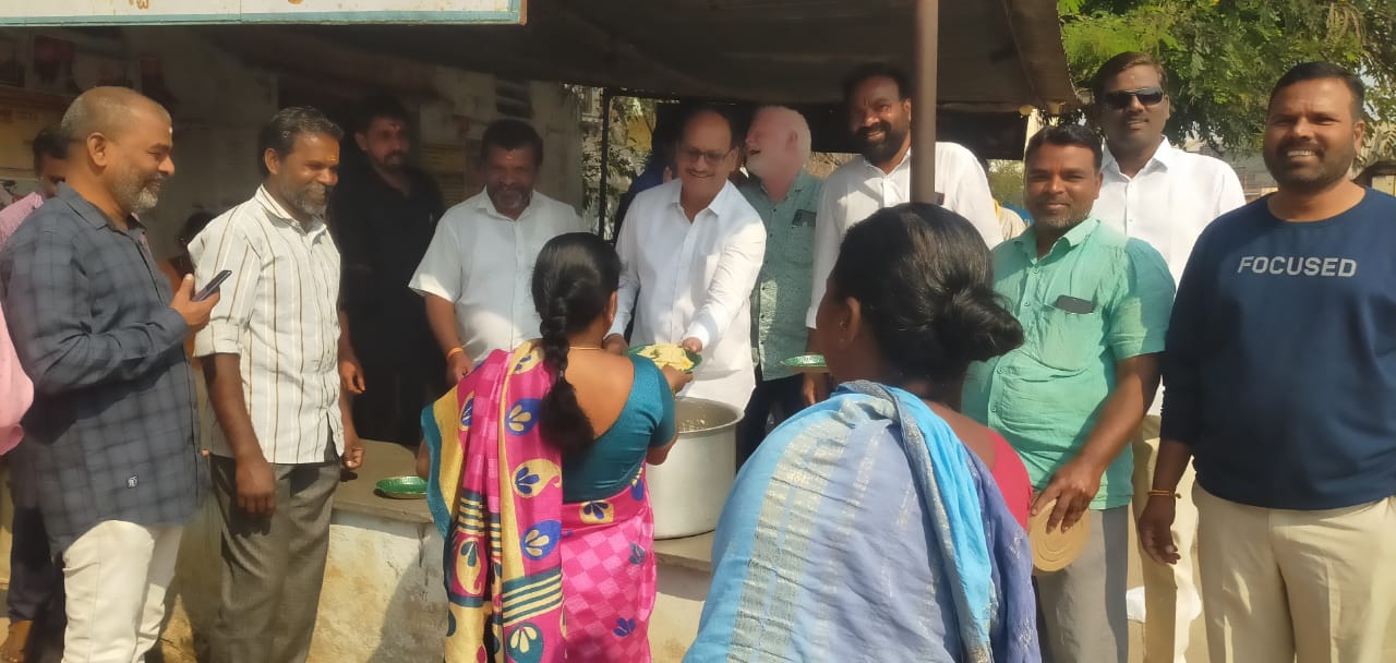 వృద్ధులు, అనాథల సేవలో అయ్యప్ప దీక్షా సమితి
