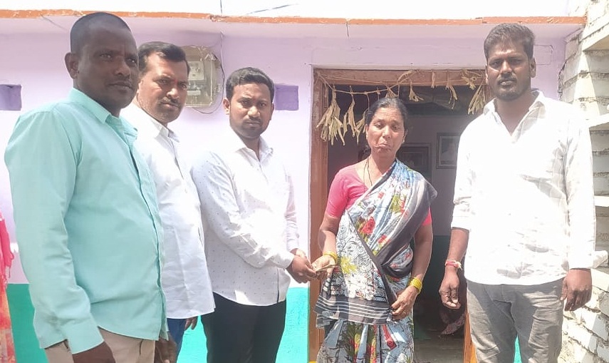 వృద్ధురాలి అంతక్రియతలకు చేయూత