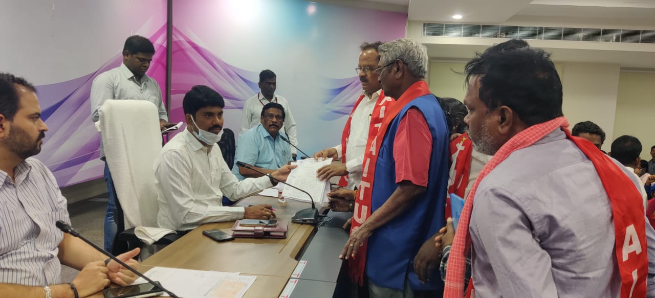 కార్మికులకు న్యాయం చేయండి