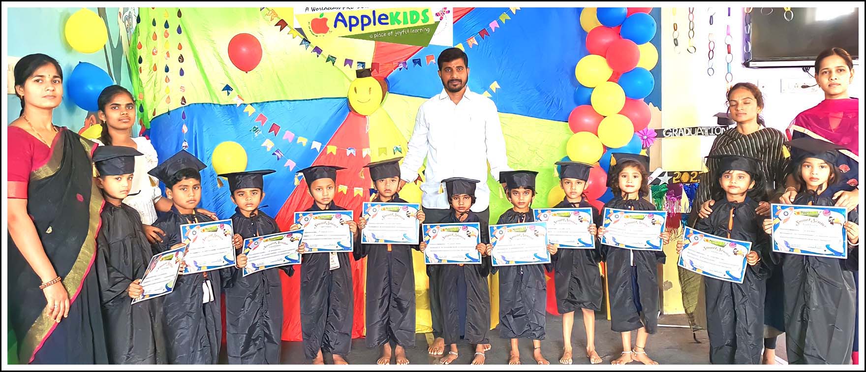ఆపిల్ కిడ్స్ లో ఘనంగా గ్రాడ్యుయేషన్ సెలబ్రేషన్