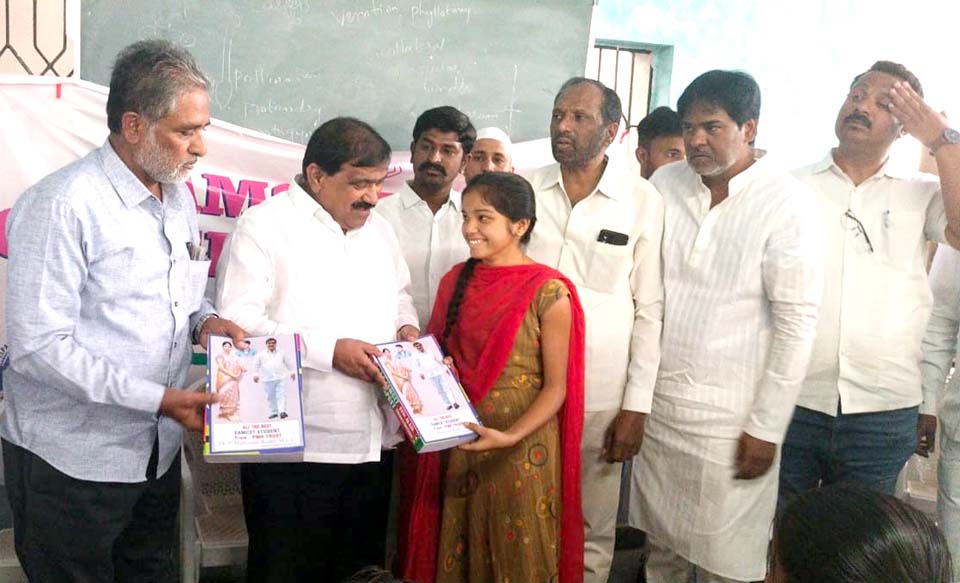 విద్యార్థులకు చేయూతనందిస్తాం