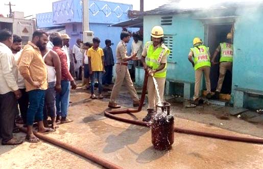 గ్యాస్ సిలిండర్ లీకేజీ..!