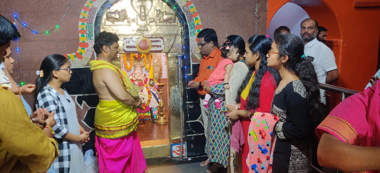 భద్రేశ్వరున్ని దర్శించుకున్న కమీషనర్