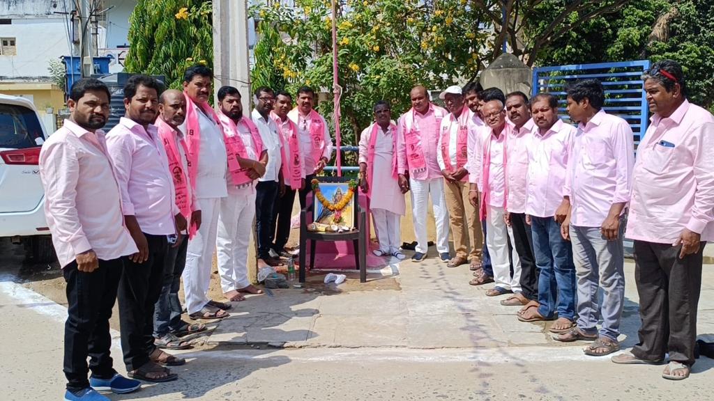 గుమాస్తా నగర్‌లో గులాబీ పండగ
