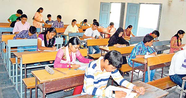 రెండో రోజు హిందీ క్వశ్చన్ పేపర్ లీక్