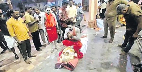 డెడ్‌ బాడీపై అఘోరా పూజలు