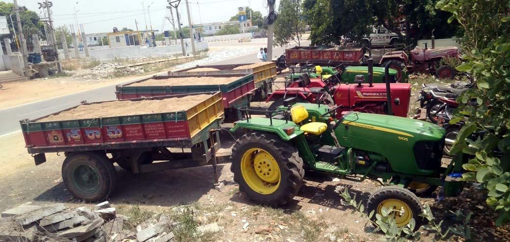 మూడు ఇసుక ట్రాక్టర్ల సీజ్..!