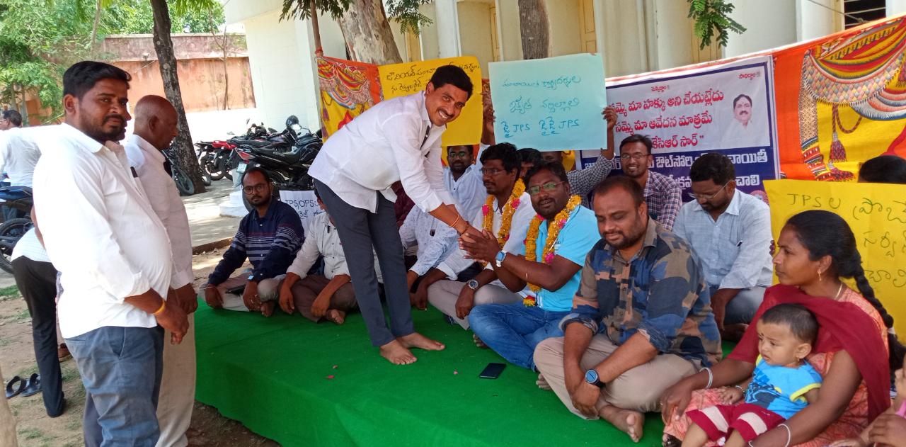 కార్యదర్శుల సమ్మె సర్కారుకు సిగ్గుచేటు