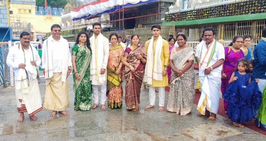 తిరుమలలో పట్నం ఫ్యామిలీ