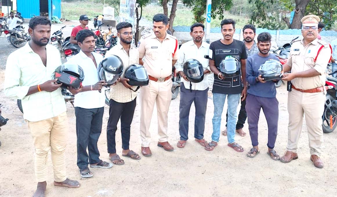 హెల్మెట్ ధరించే ప్రయాణించాలి