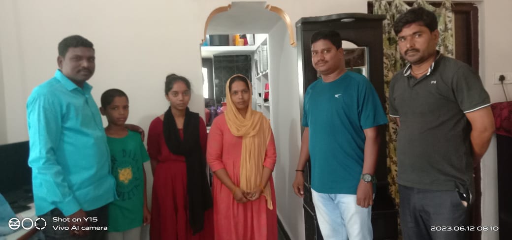 శ్రీను కుటుంబాన్ని పరామర్శించిన కమీషనర్ నాగరాజు