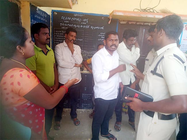 సర్పంచుకు నిర్భందం..!