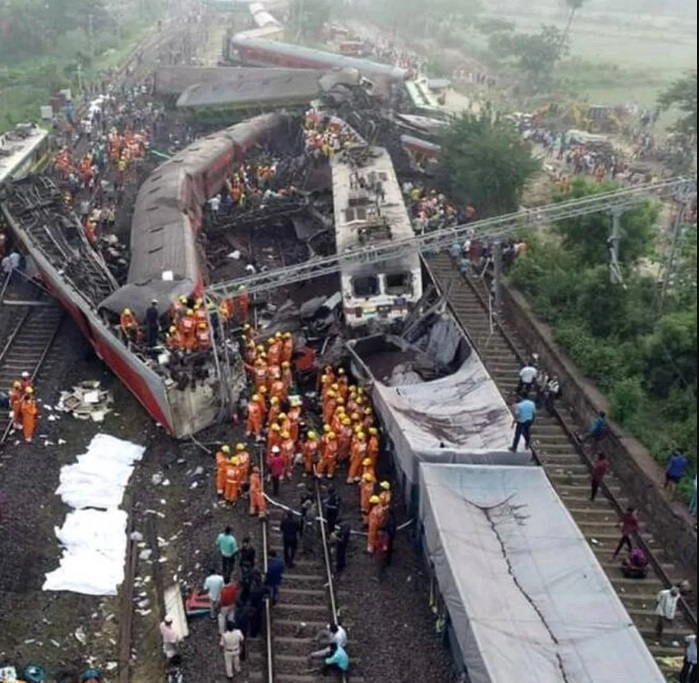 రైలు పట్టాలపై మృత్యుకేళీ..!