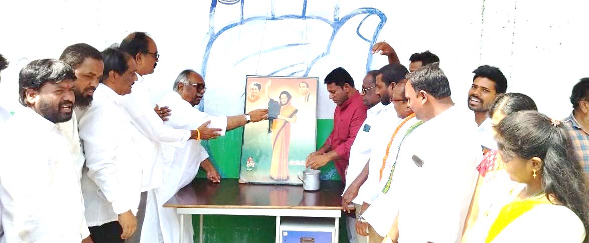 సోనియాగాంధీకి పాలాభిషేకం