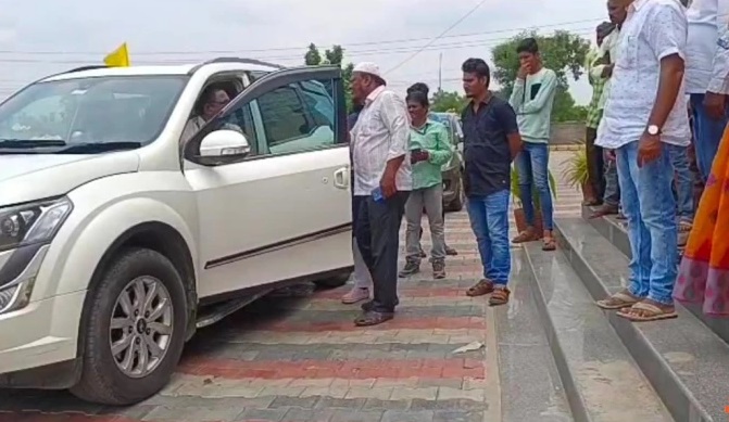 నీవేం కమీషనర్..!