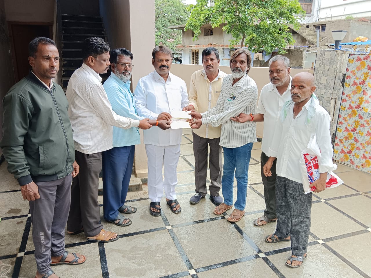 ప్రసంనాంజనేయ విగ్రహా ప్రతిష్టాపనకు ఆర్థిక చేయూత