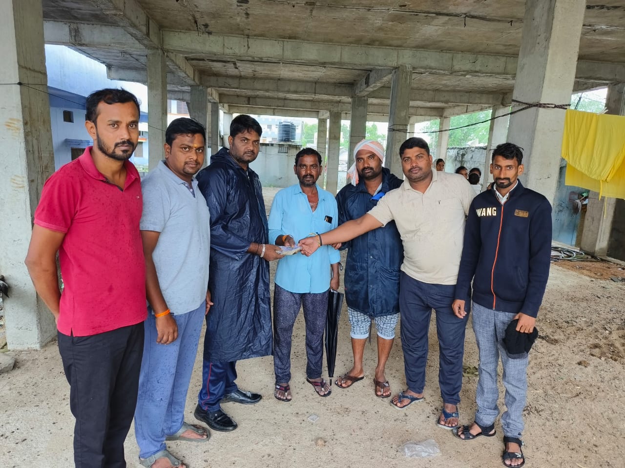 బీజేపీ బూత్ అధ్యక్షుని కుటుంబానికి ఆర్థిక సాయం