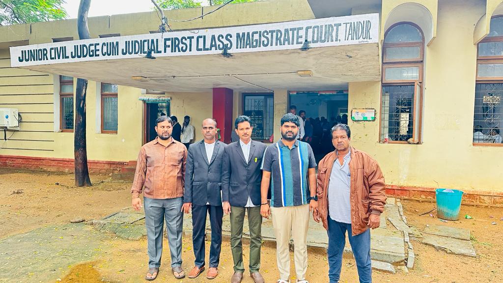 కోర్టుకు ఉద్యమ కారులు..!