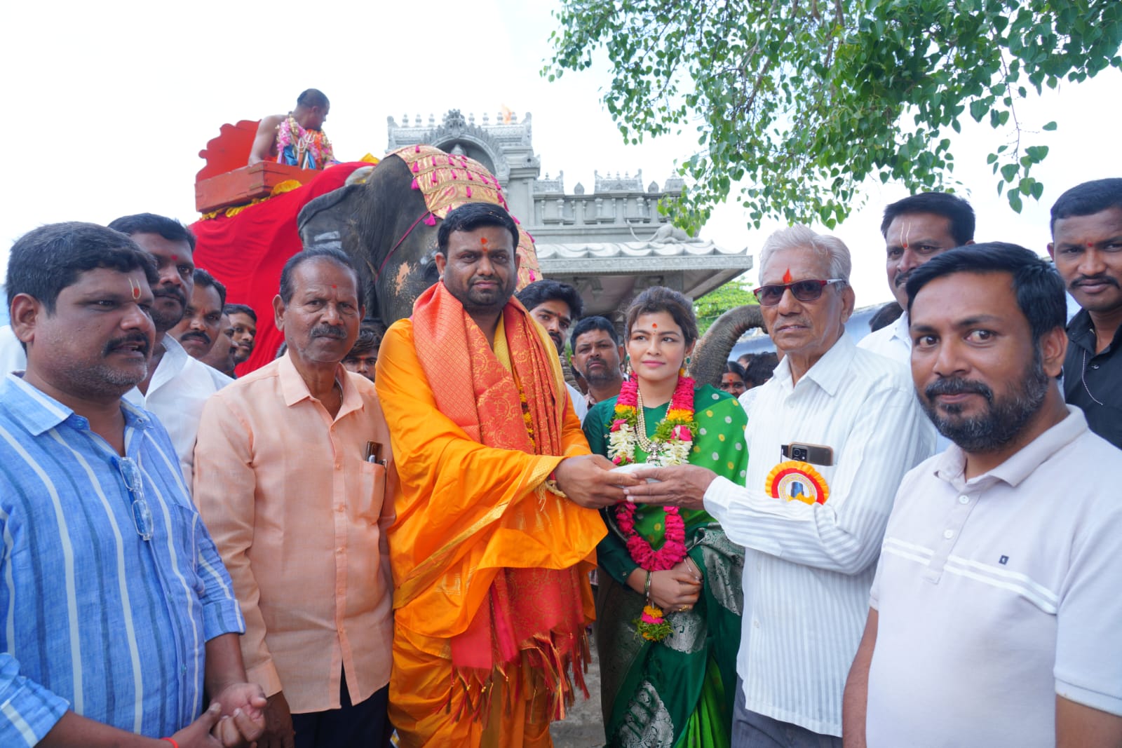 బొడ్రాయి ప్రతిష్టాపనకు ఎమ్మెల్యే చేయూత