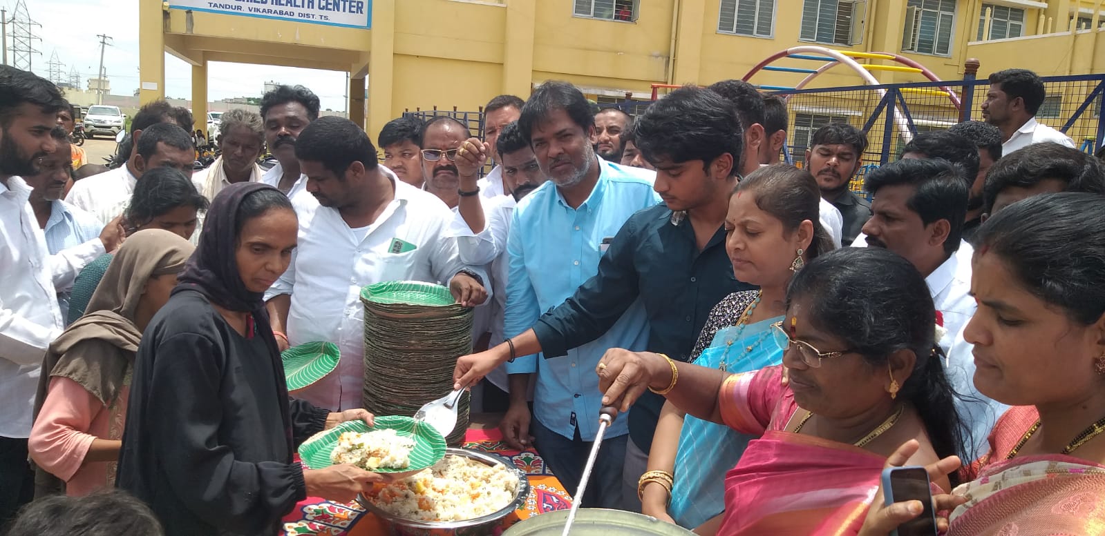 పేదలకు అండగా సేవా కార్యక్రమాలు
