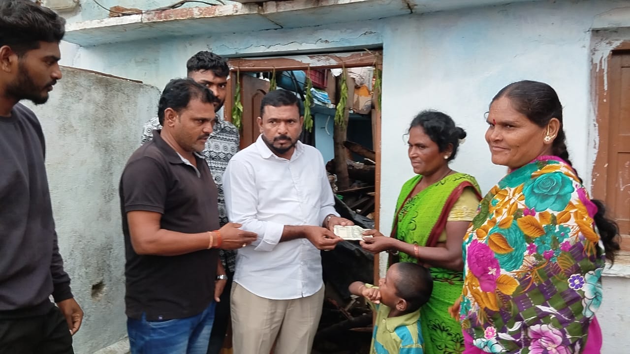 కూలిన బతుకుకు ఆర్థిక చేయూత