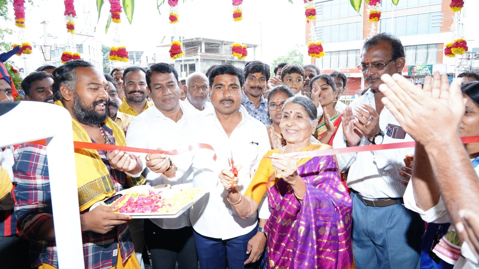 అట్టహాసంగా విశాల్ మెగా మార్ట్ ప్రారంభం