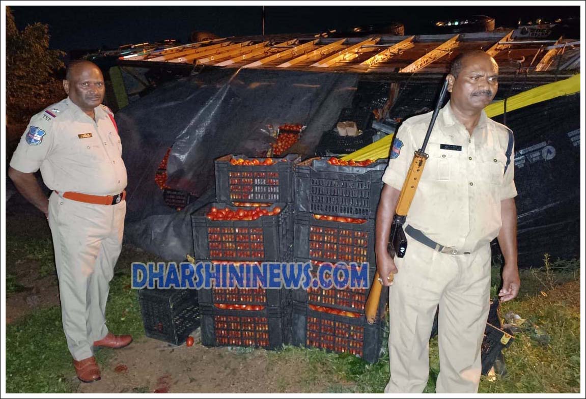 టమాట లోడ్‌ లారీ బొల్తా..!