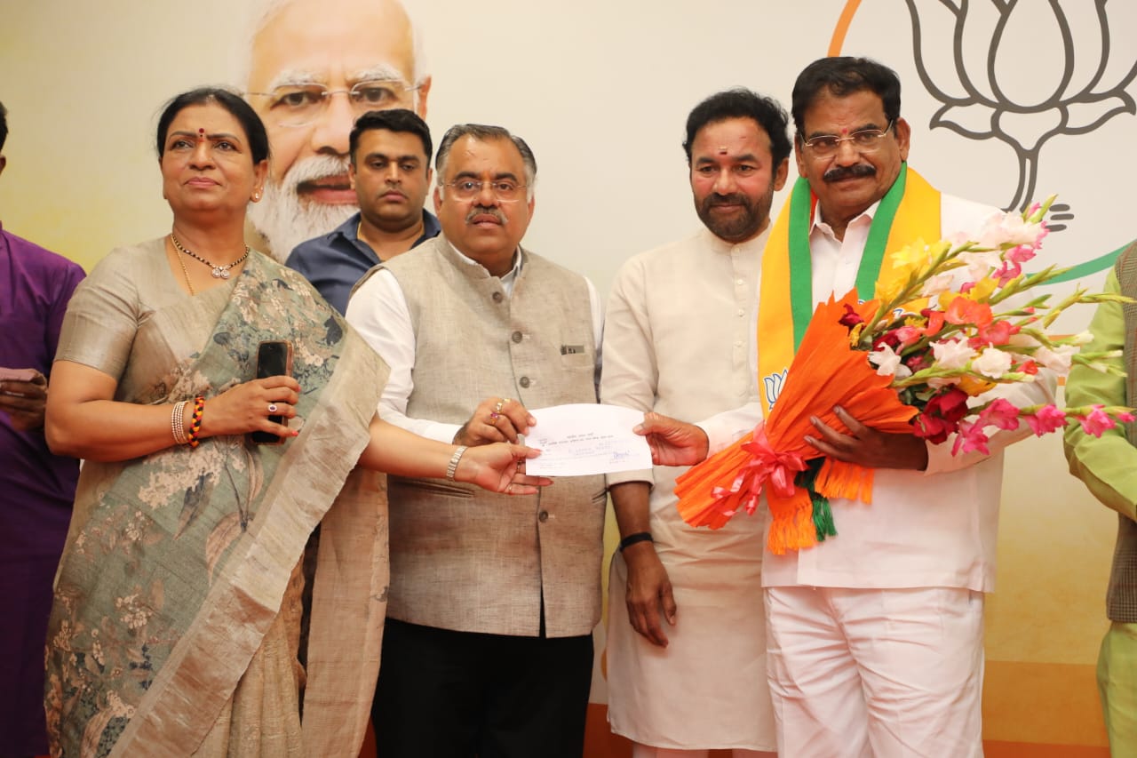 కాషాయం కప్పుకున్న లక్ష్మారెడ్డి