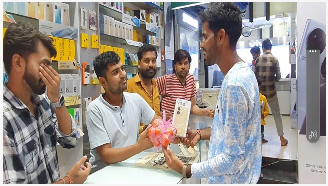 స్మార్ట్‌ ఫోన్‌కు టమాటాలు ఫ్రీ..!