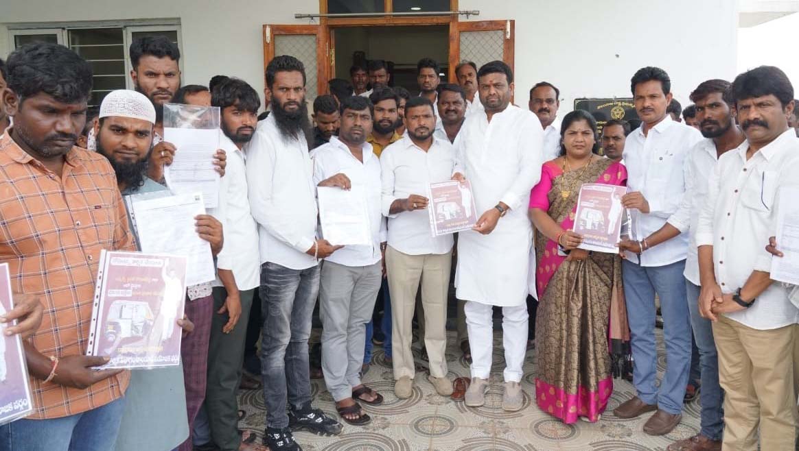 ఆటో డ్రైవర్లకు రోహితన్న చేయూత