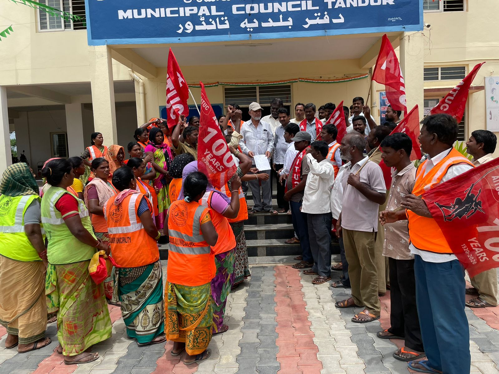 మున్సిపల్ కార్మికులను రెగ్యులైజ్ చేయాలి