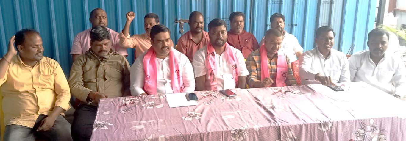 ఎమ్మెల్యేపై బురదజల్లితే ఊరుకునేది లేదు