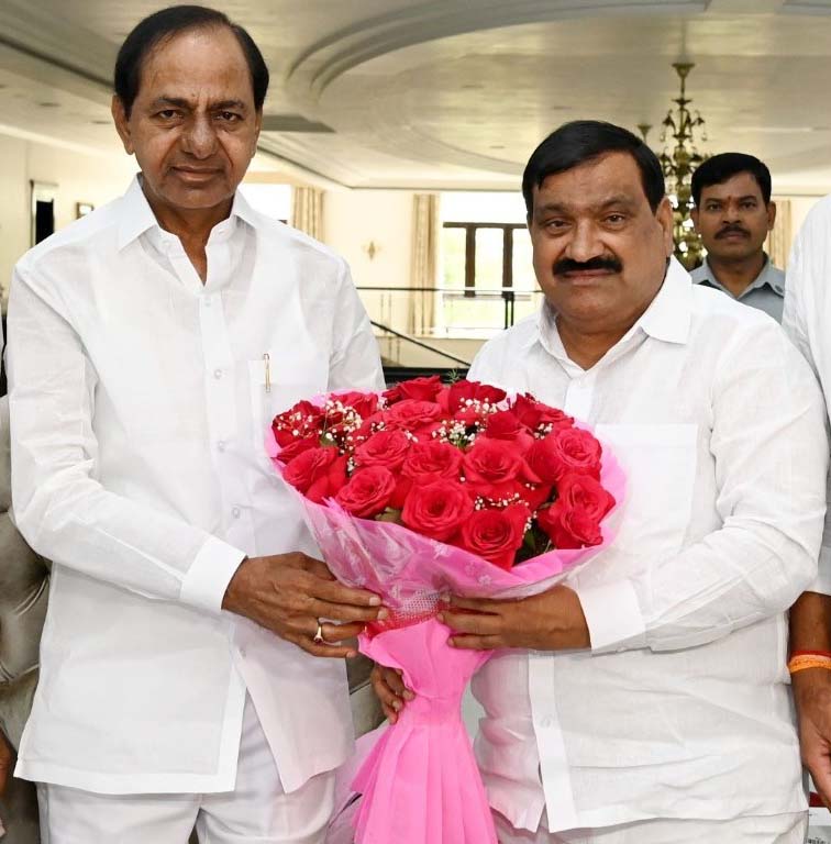 మహేంద్రుడికి పట్టాభిషేకం..!