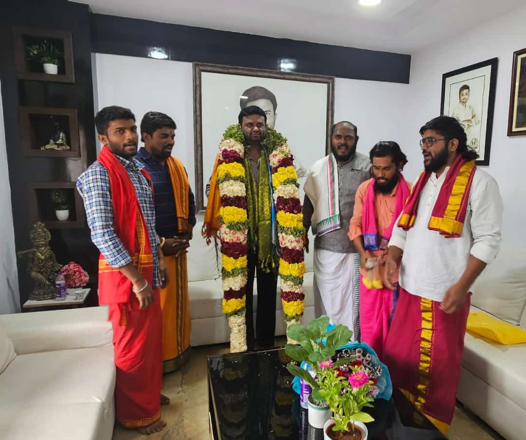 ఎమ్మెల్యేకు యాగ అర్చకుల ఆశీర్వాదం