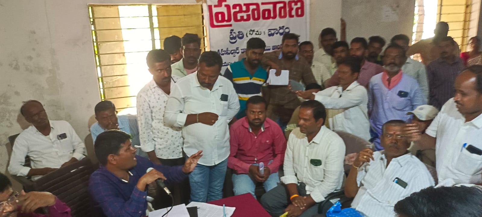రోడ్డుకోసం పొట్టగొట్టోద్దు..!