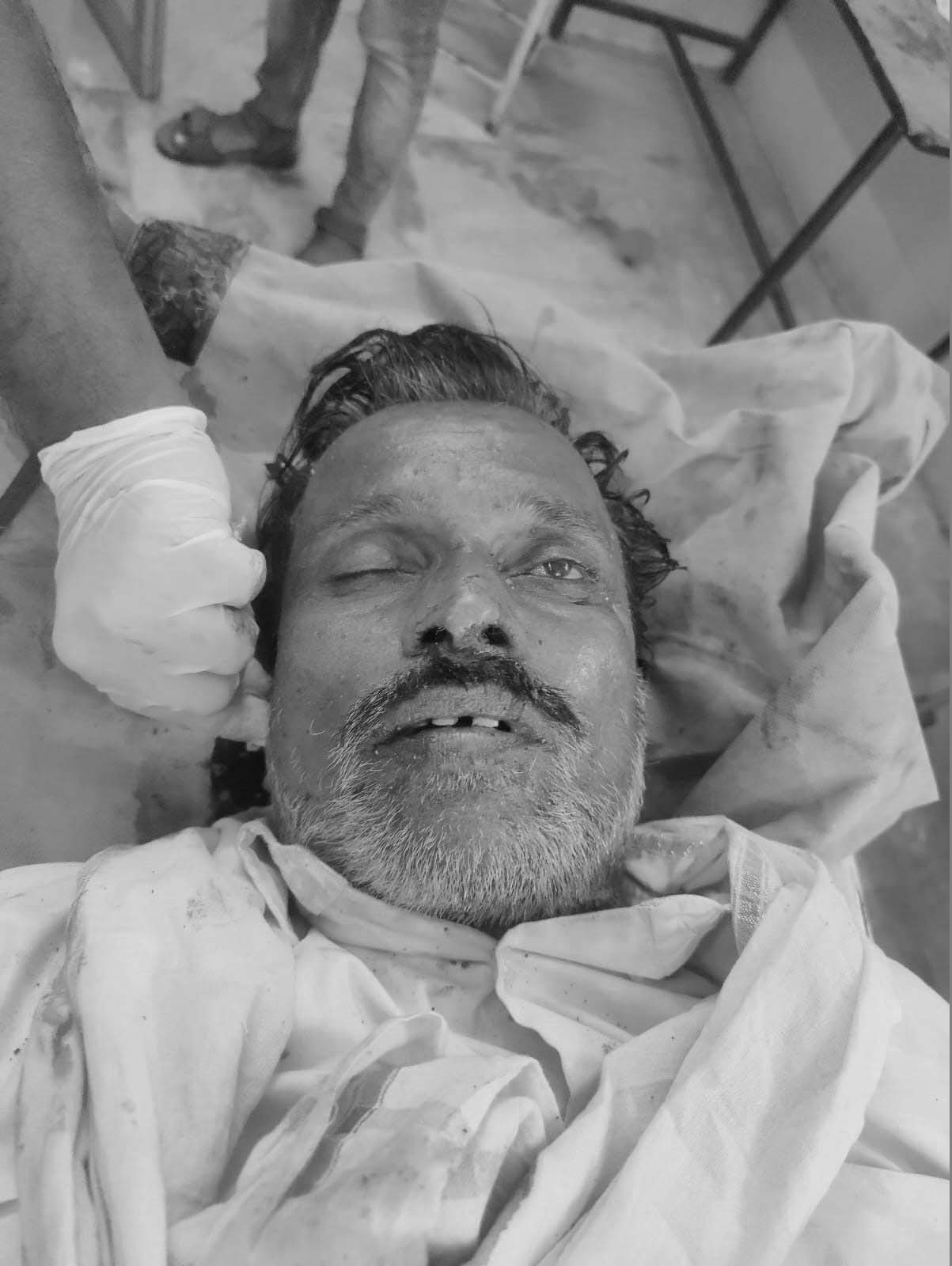 కుక్కను తప్పించబోయి ఆటో బొల్తా