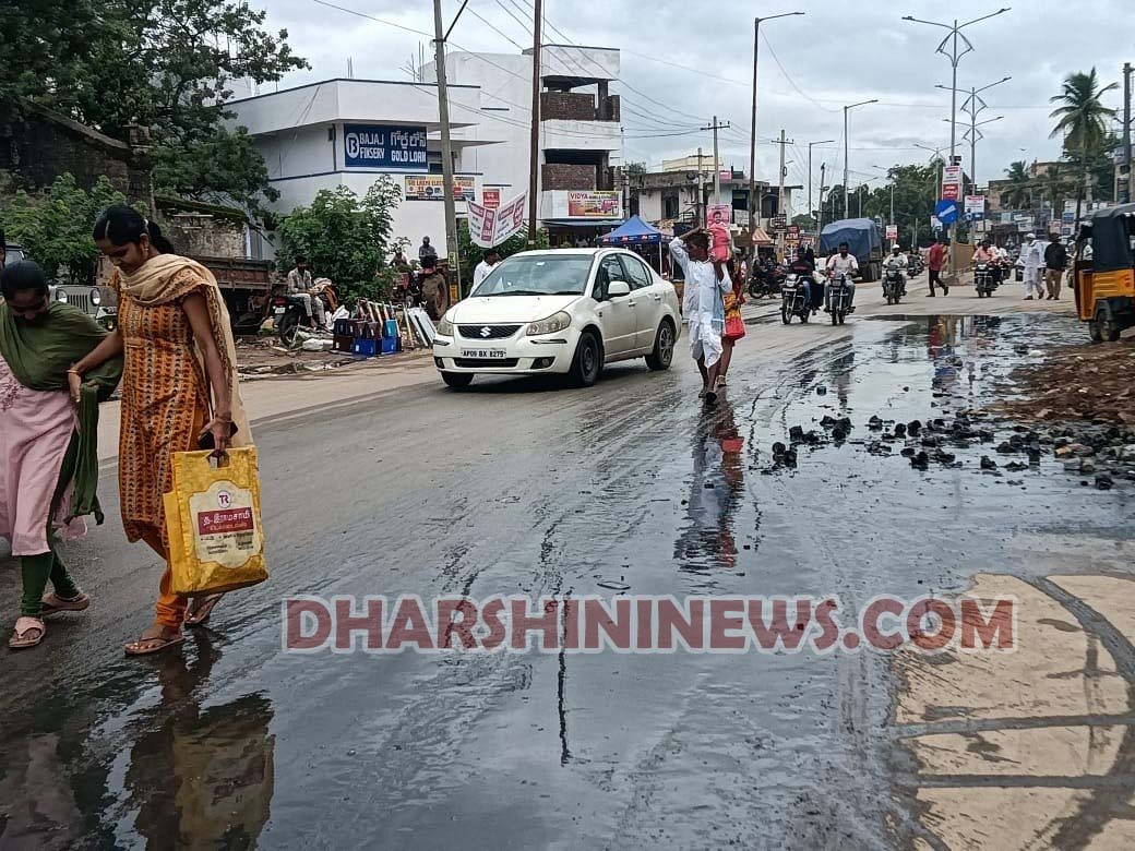 జాతీయ రోడ్డుకు మురుగు మకిలీ..!