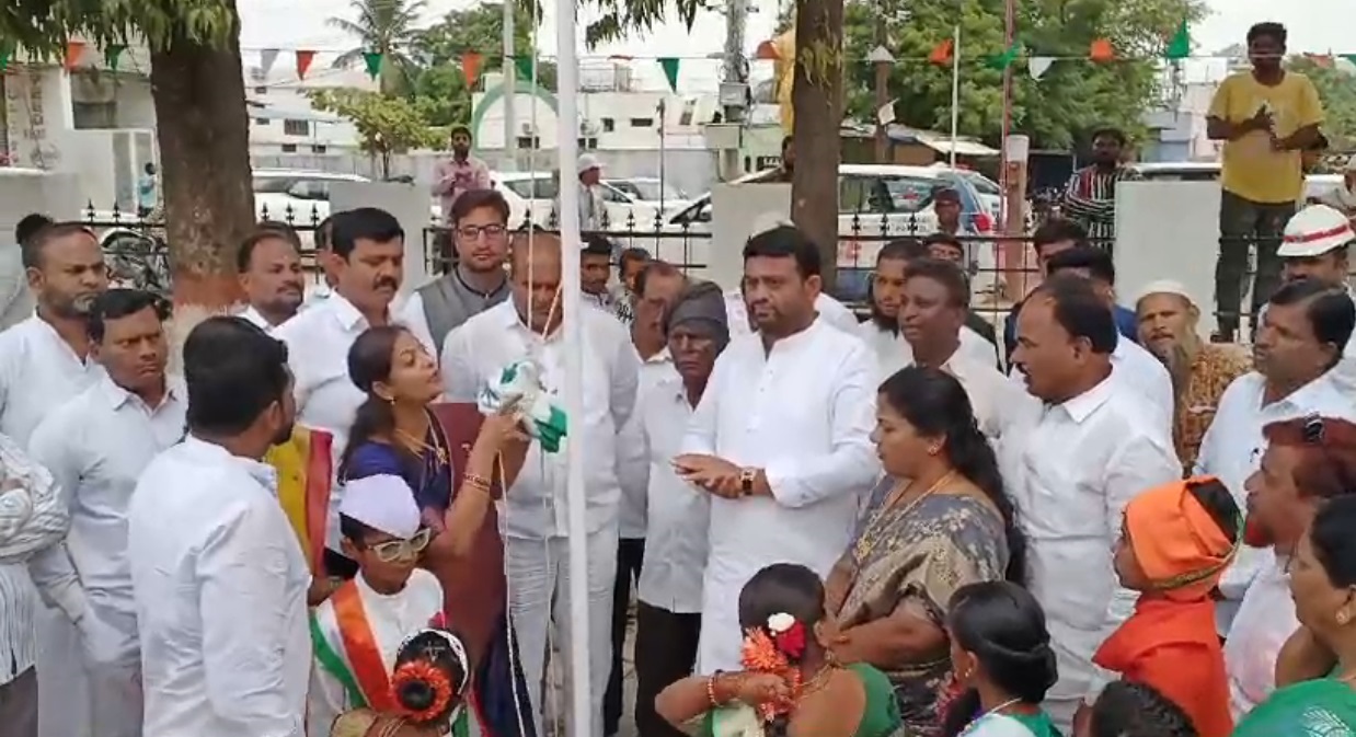 జెండా ఆవిష్కరణలో జగడం..!