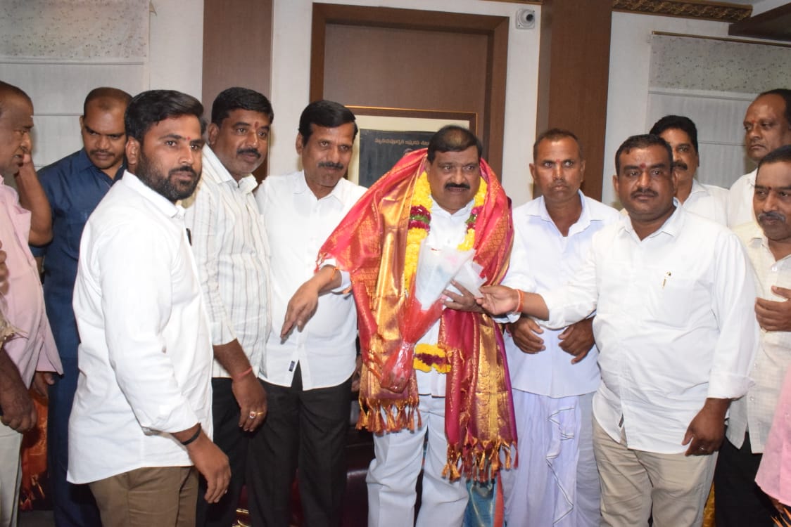 మంత్రి మహేందర్ రెడ్డిని కలిసిన నేతలు