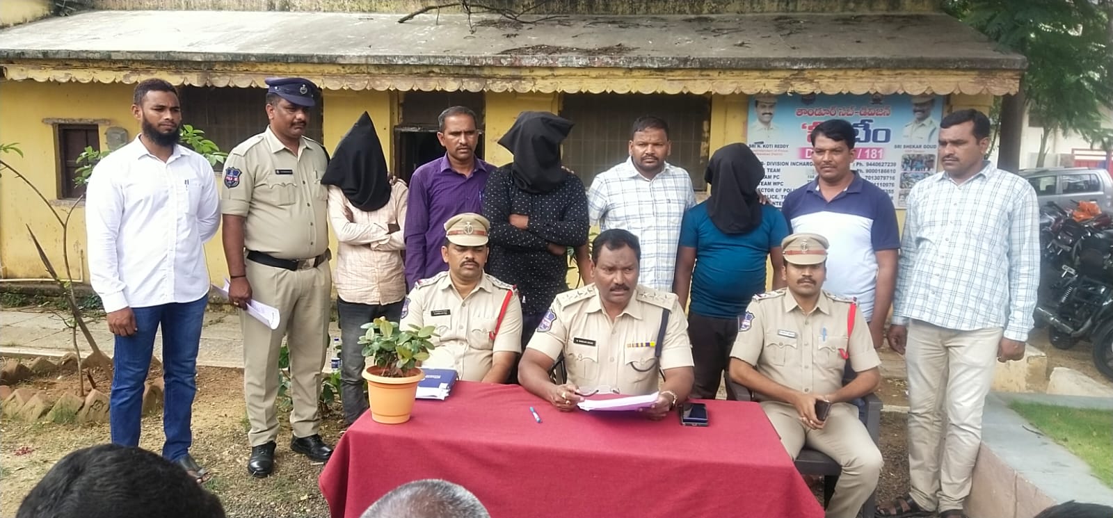 'మోర్‌' దొంగల ముఠా అరెస్టు..!