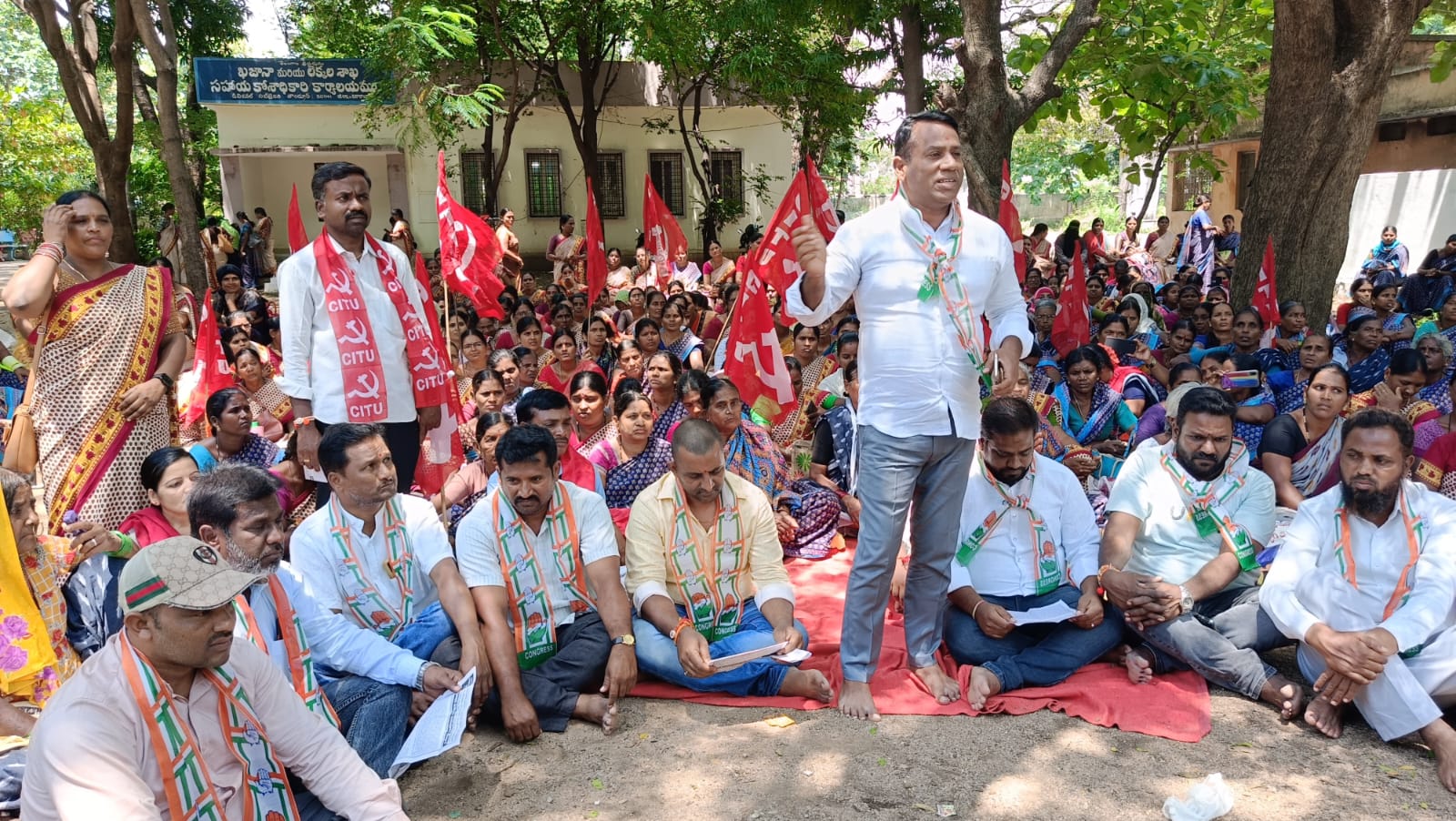 అంగన్ వాడీల డిమాండ్లను పరిష్కరించాలి