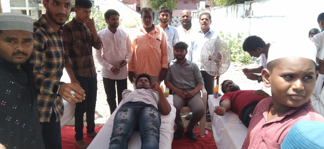 రక్తదానం చేసిన యువకులు