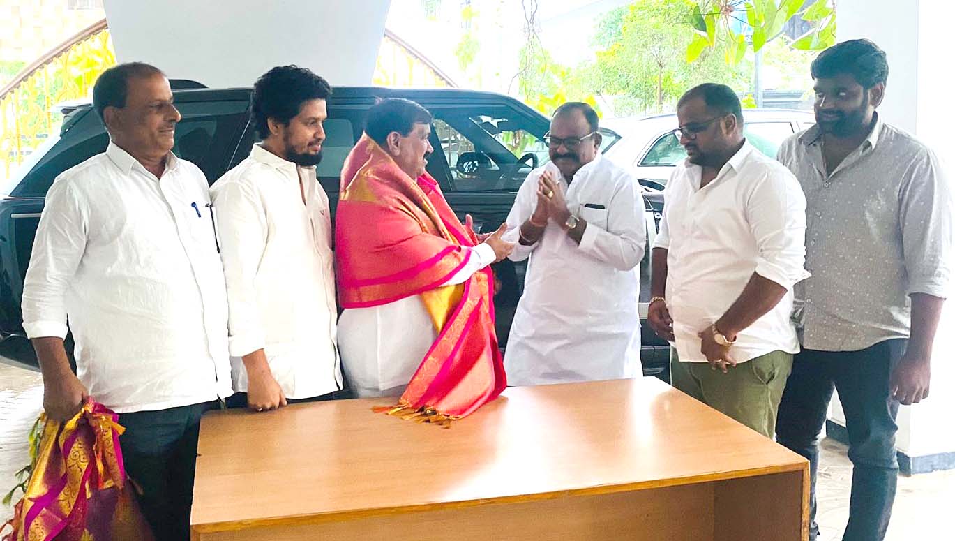 మంత్రి మహేందర్ రెడ్డిని కలిసిన వీఎన్ గౌడ్