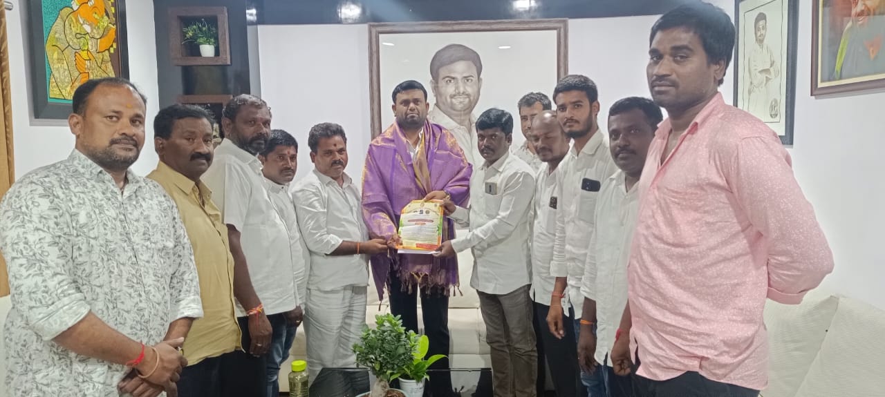 బొడ్రాయి ప్రతిష్టాపనకు పైలెట్ చేయూత