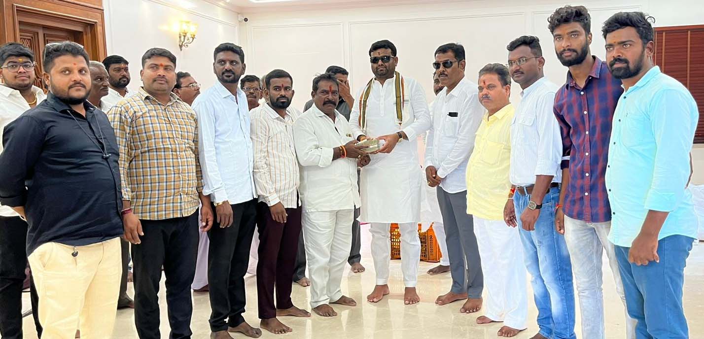 రూ.3.06 లక్షల విరాళం అందజేసిన పైలెట్