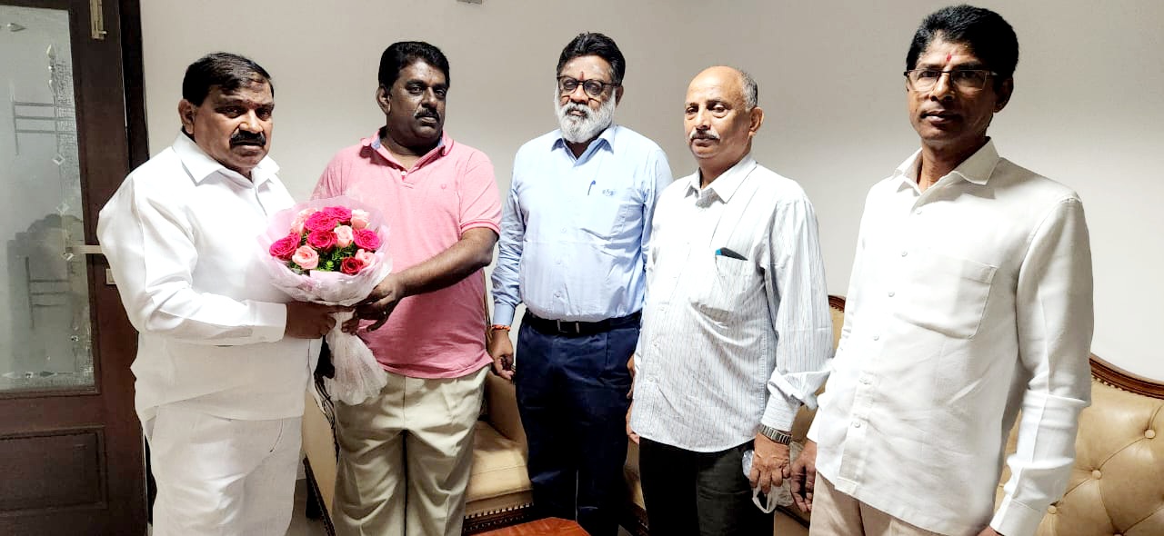 లోకల్‌ వాళ్లకే కొలువులివ్వాలి
