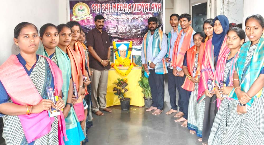 ఉపాధ్యాయులు దేవుళ్లతో సమానం